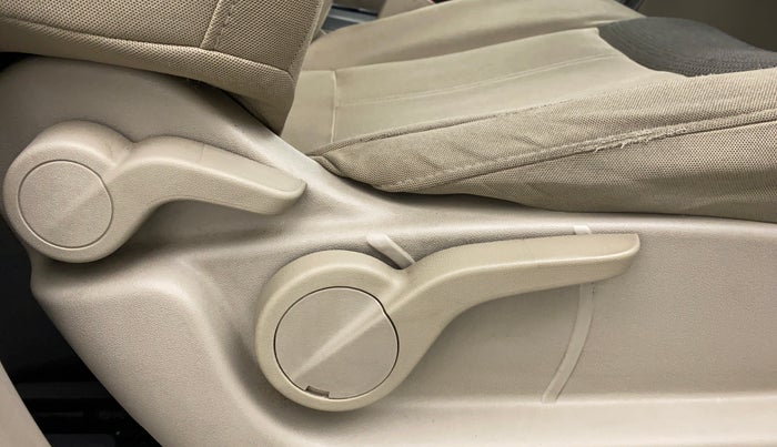 2017 Mahindra XUV500 W6 AT, Diesel, Automatic, 1,14,659 km, Driver Side Adjustment Panel