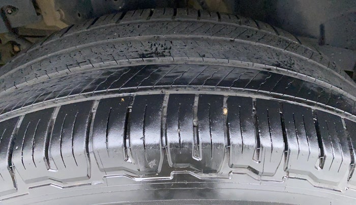 2017 Mahindra XUV500 W6 AT, Diesel, Automatic, 1,14,659 km, Right Rear Tyre Tread