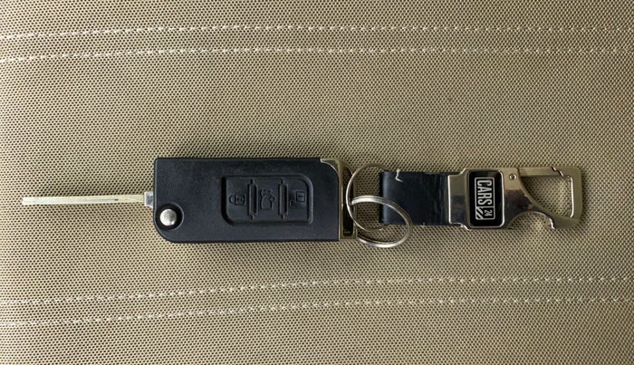 2017 Mahindra XUV500 W6 AT, Diesel, Automatic, 1,14,659 km, Key Close Up