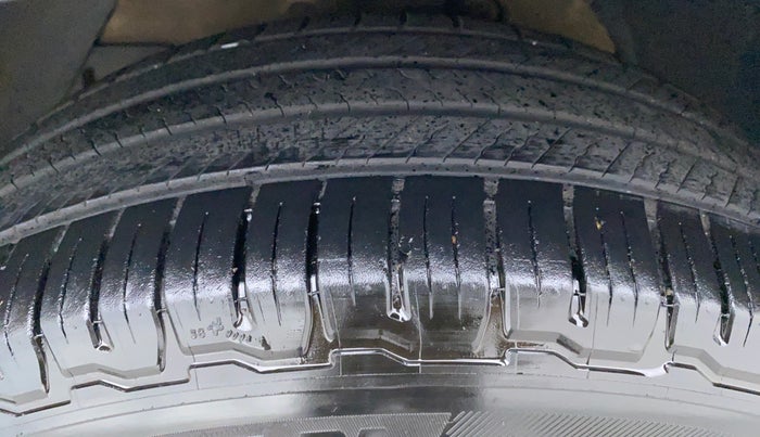 2017 Mahindra XUV500 W6 AT, Diesel, Automatic, 1,14,659 km, Left Front Tyre Tread