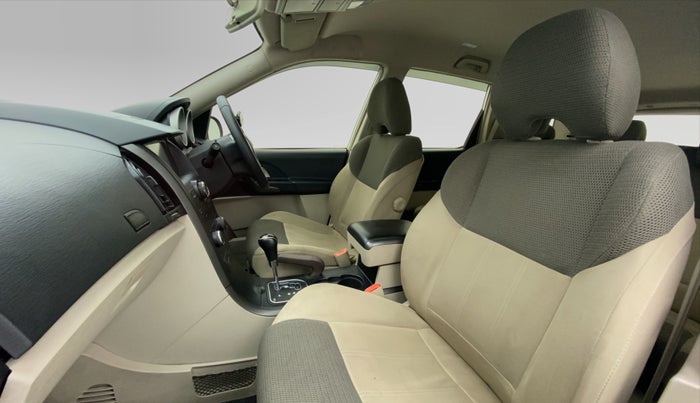 2017 Mahindra XUV500 W6 AT, Diesel, Automatic, 1,14,659 km, Right Side Front Door Cabin