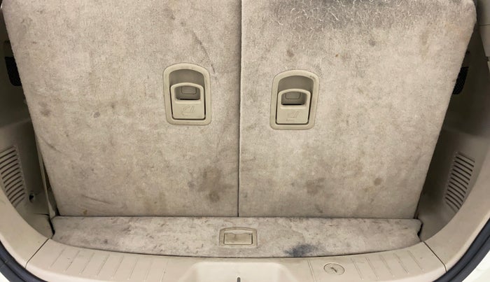 2017 Mahindra XUV500 W6 AT, Diesel, Automatic, 1,14,659 km, Boot Inside