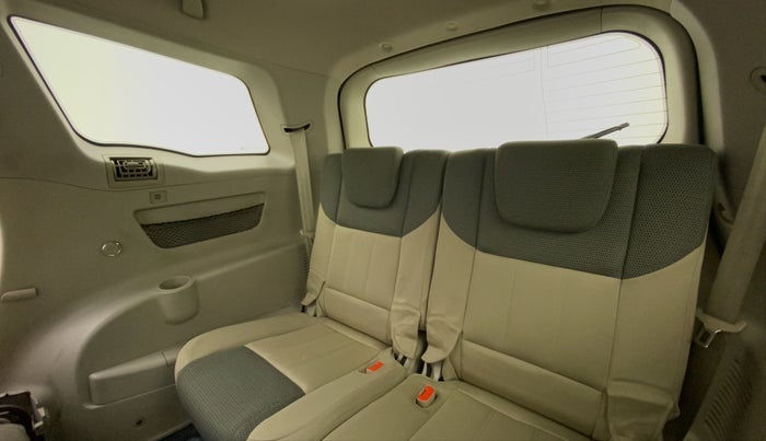 2017 Mahindra XUV500 W6 AT, Diesel, Automatic, 1,14,659 km, Third Seat Row ( optional )