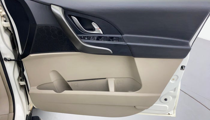 2017 Mahindra XUV500 W6 AT, Diesel, Automatic, 1,14,659 km, Driver Side Door Panels Control