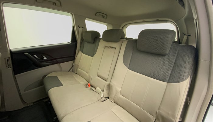 2017 Mahindra XUV500 W6 AT, Diesel, Automatic, 1,14,659 km, Right Side Rear Door Cabin