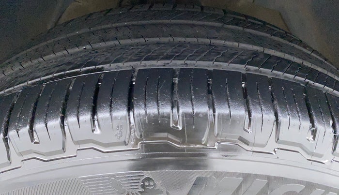 2017 Mahindra XUV500 W6 AT, Diesel, Automatic, 1,14,659 km, Right Front Tyre Tread