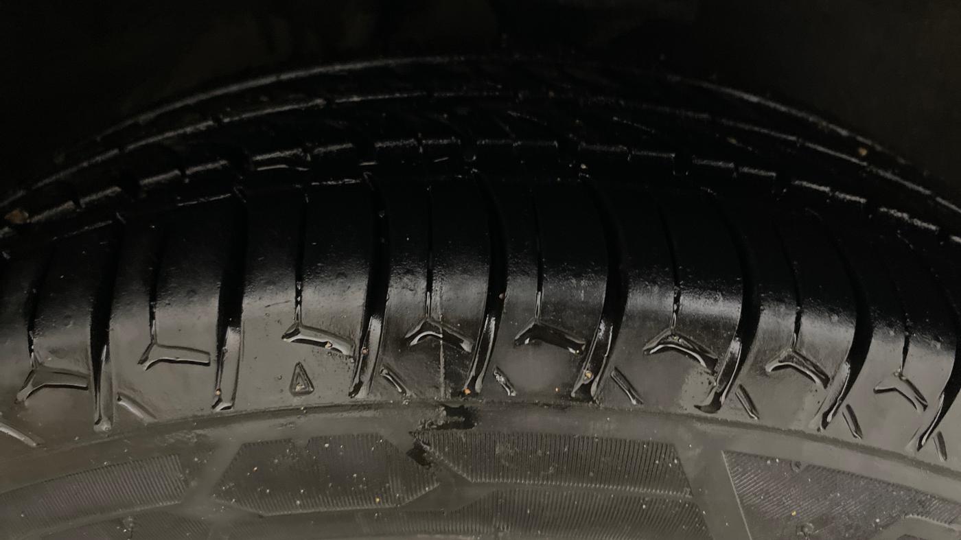 2016 Maruti Alto K10 VXI (O), Petrol, Manual, 73,560 km, Right Front Tyre Tread