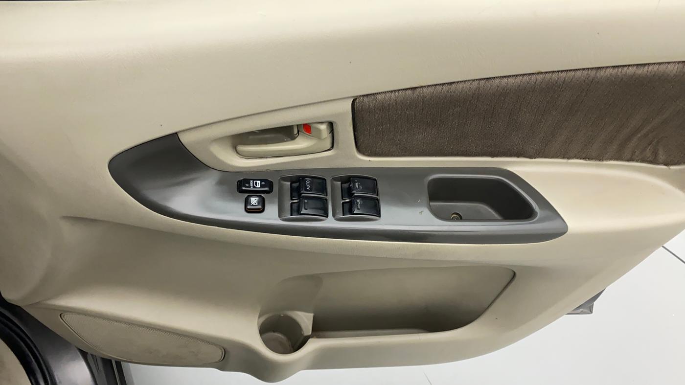 2013 Toyota Innova 2.5 GX 8 STR BS IV, Diesel, Manual, 65,187 km, Driver Side Door Panels Control