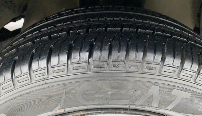 2013 Toyota Innova 2.5 GX 8 STR BS IV, Diesel, Manual, 65,187 km, Right Front Tyre Tread