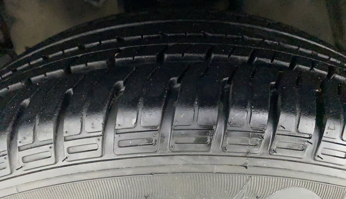 2013 Toyota Innova 2.5 GX 8 STR BS IV, Diesel, Manual, 65,187 km, Left Front Tyre Tread