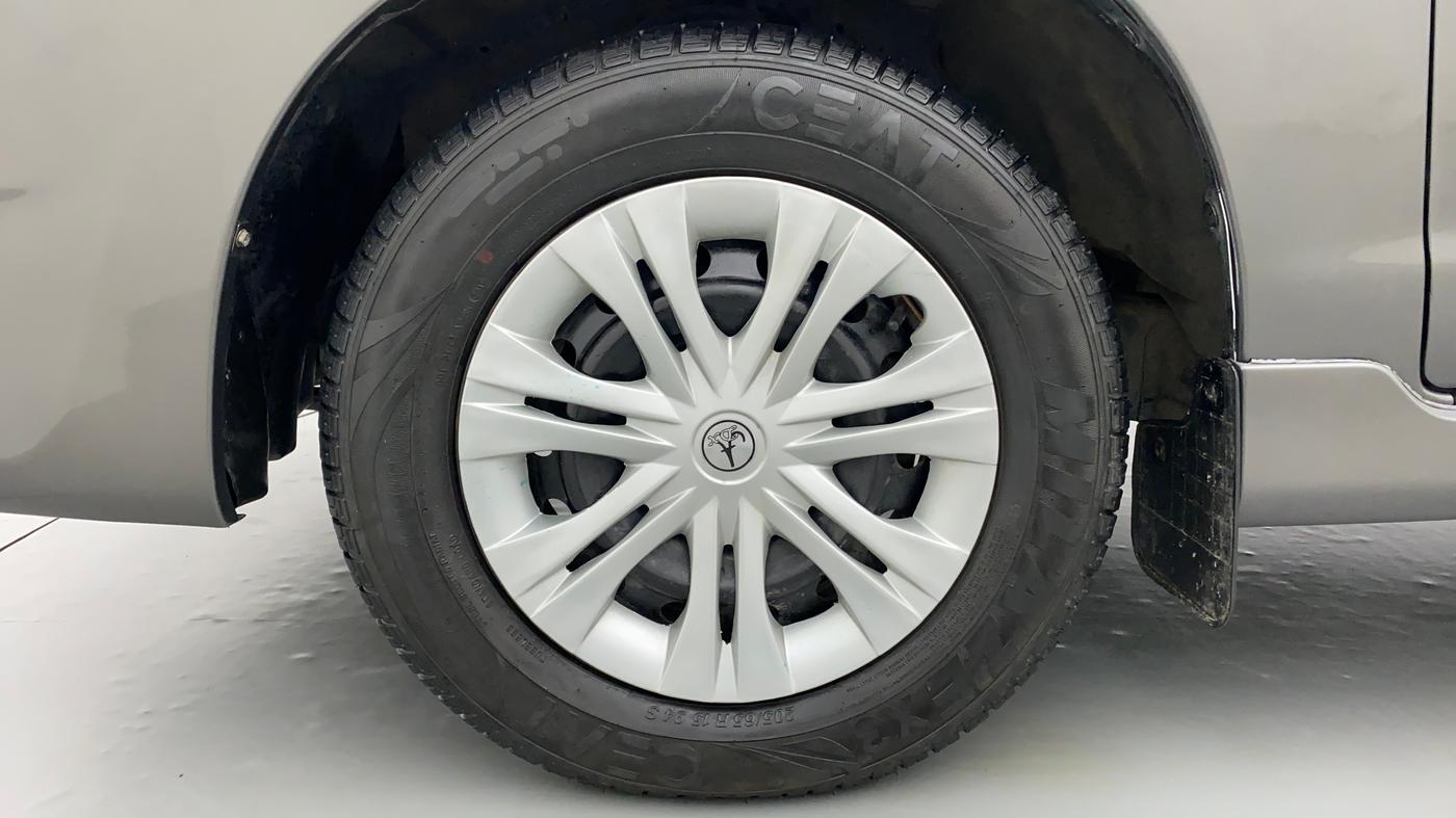 2013 Toyota Innova 2.5 GX 8 STR BS IV, Diesel, Manual, 65,187 km, Left Front Wheel