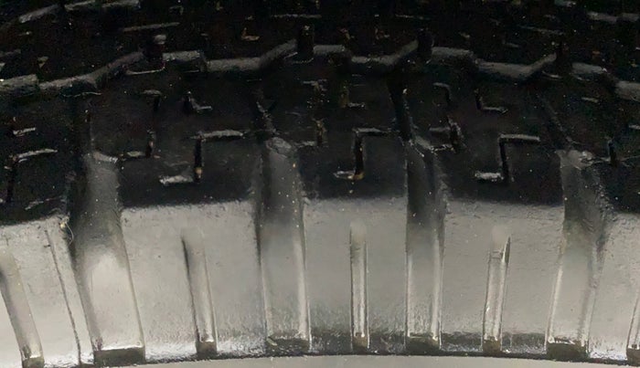 2018 Tata Hexa XMA 4X2 7 STR, Diesel, Automatic, 47,569 km, Right Front Tyre Tread