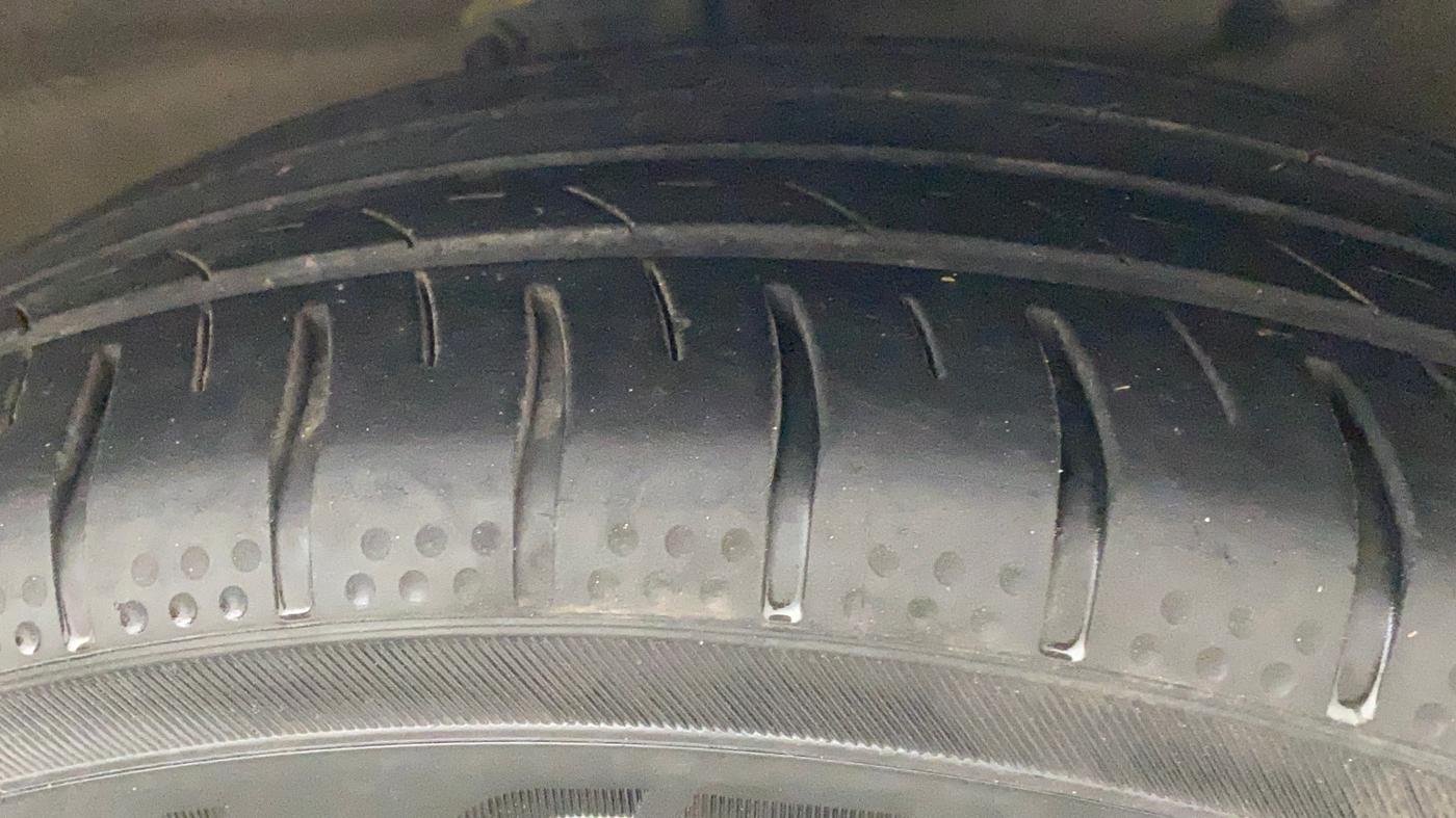 2022 Maruti Ciaz ALPHA  AT 1.5 SHVS PETROL, Petrol, Automatic, 32,780 km, Right Front Tyre Tread