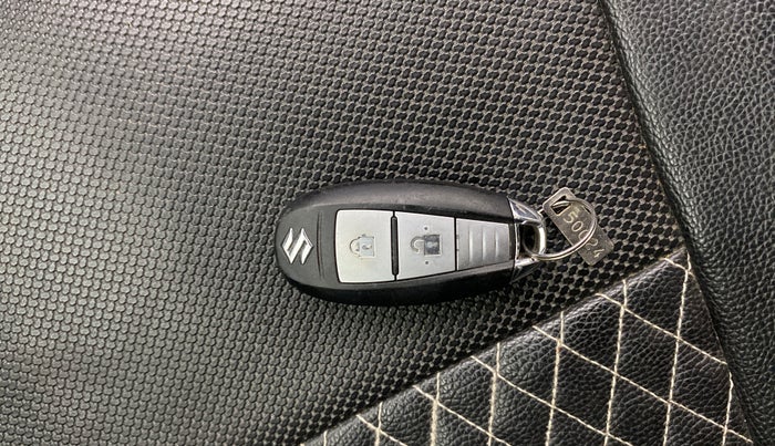 2017 Maruti Baleno ZETA PETROL 1.2, Petrol, Manual, 1,32,822 km, Key Close Up