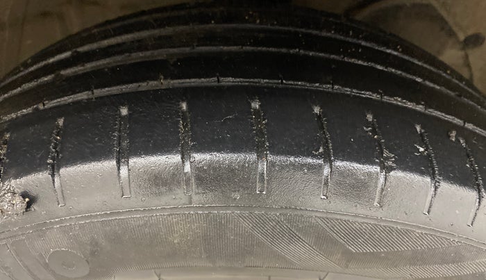 2017 Maruti Baleno ZETA PETROL 1.2, Petrol, Manual, 1,32,822 km, Right Front Tyre Tread