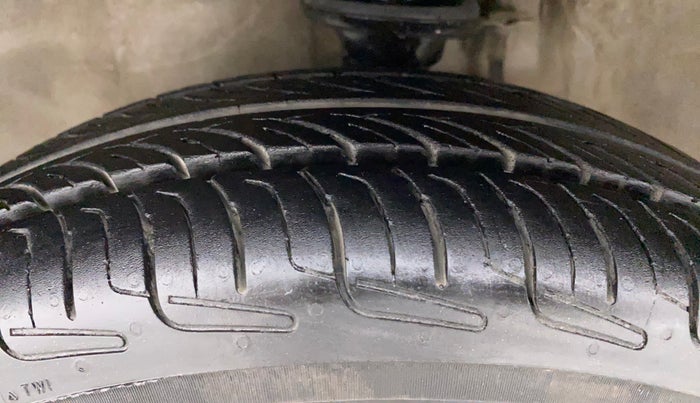 2015 Maruti Alto 800 LXI, Petrol, Manual, 60,459 km, Left Front Tyre Tread