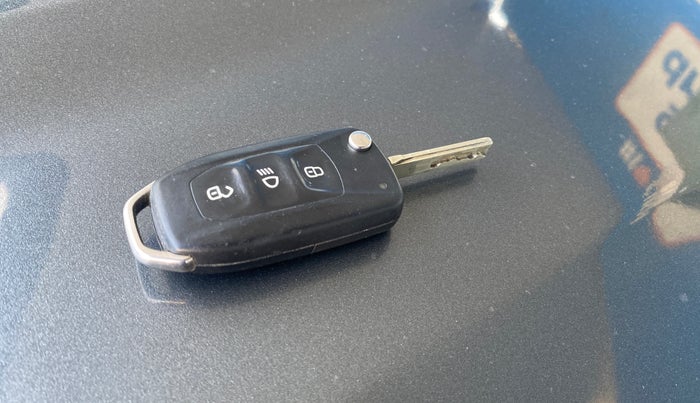 2023 Tata NEXON XM PETROL, CNG, Manual, 1,07,347 km, Key Close Up