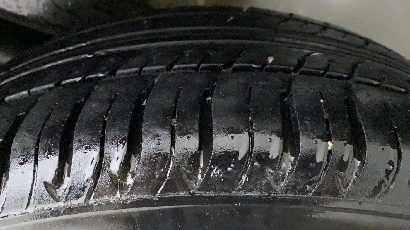 2016 Maruti Ciaz VDI+ SHVS, Diesel, Manual, 73,743 km, Left Front Tyre Tread