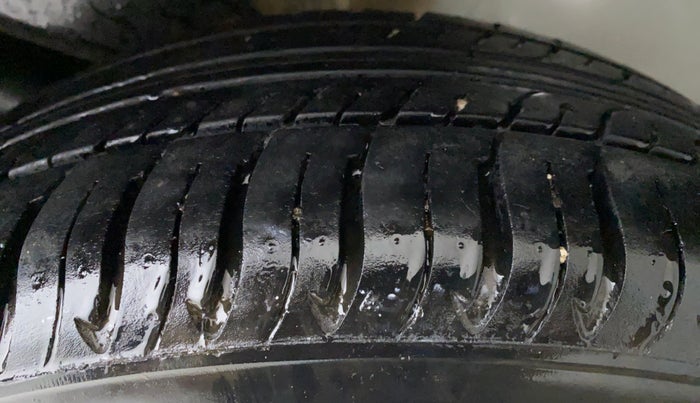 2016 Maruti Ciaz VDI+ SHVS, Diesel, Manual, 73,743 km, Left Front Tyre Tread