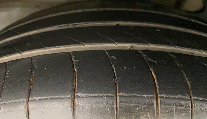 2015 Volkswagen Jetta COMFORTLINE TDI, Diesel, Manual, 1,19,867 km, Left Front Tyre Tread