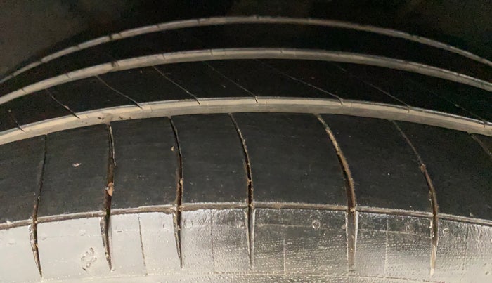 2015 Volkswagen Jetta COMFORTLINE TDI, Diesel, Manual, 1,19,867 km, Left Rear Tyre Tread