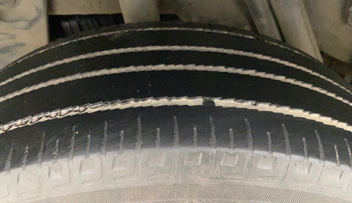 2014 Nissan Terrano XV D THP 110 PS, Diesel, Manual, 1,12,051 km, Right Rear Tyre Tread