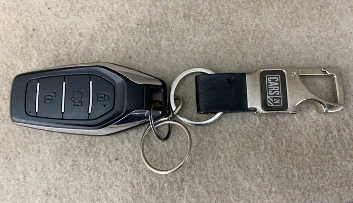 2015 Mahindra XUV500 W10, Diesel, Manual, 82,316 km, Key Close Up