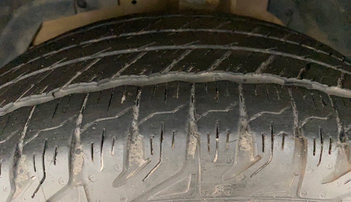 2015 Mahindra XUV500 W10, Diesel, Manual, 82,316 km, Left Front Tyre Tread