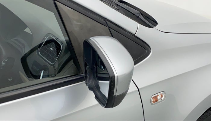 2010 Volkswagen Vento HIGHLINE PETROL AT, Petrol, Automatic, 64,623 km, Right rear-view mirror - Mirror motor not working