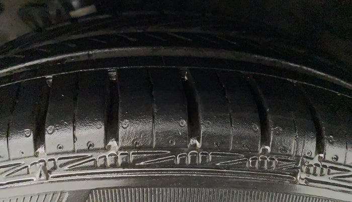 2010 Volkswagen Vento HIGHLINE PETROL AT, Petrol, Automatic, 64,623 km, Left Front Tyre Tread