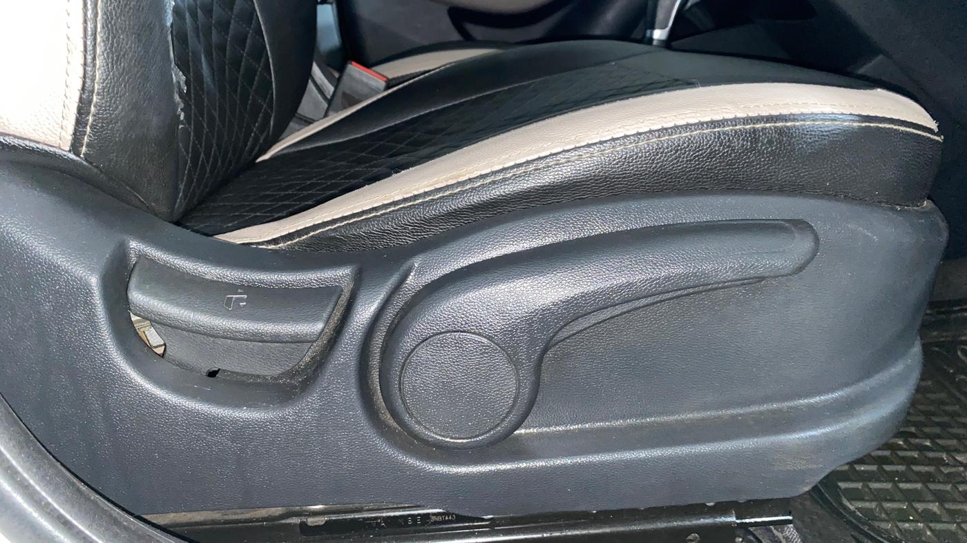 2018 Hyundai Elite i20 ASTA 1.2  CVT, Petrol, Automatic, 38,447 km, Driver Side Adjustment Panel