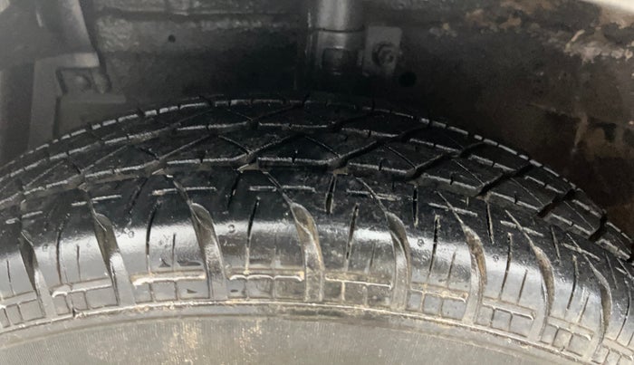 2015 Maruti Swift VXI, Petrol, Manual, 16,819 km, Left Front Tyre Tread