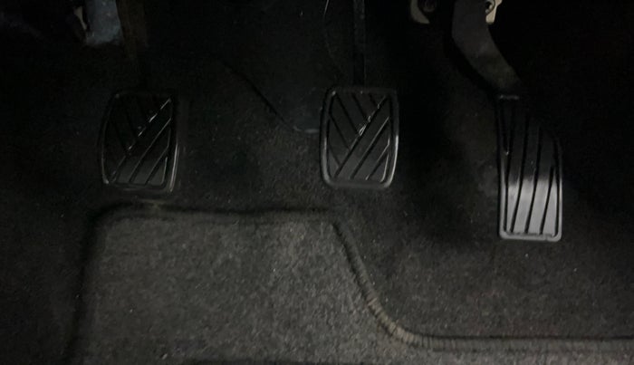 2015 Maruti Swift VXI, Petrol, Manual, 16,819 km, Pedals
