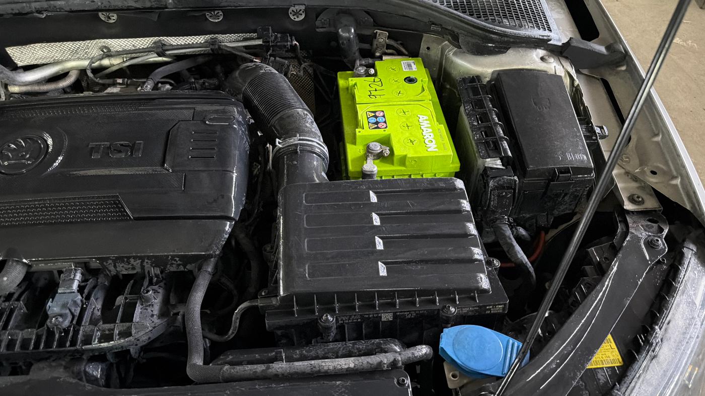 2016 Skoda Octavia STYLE PLUS AT 1.8 TSI, Petrol, Automatic, 99,869 km, Engine View - Left