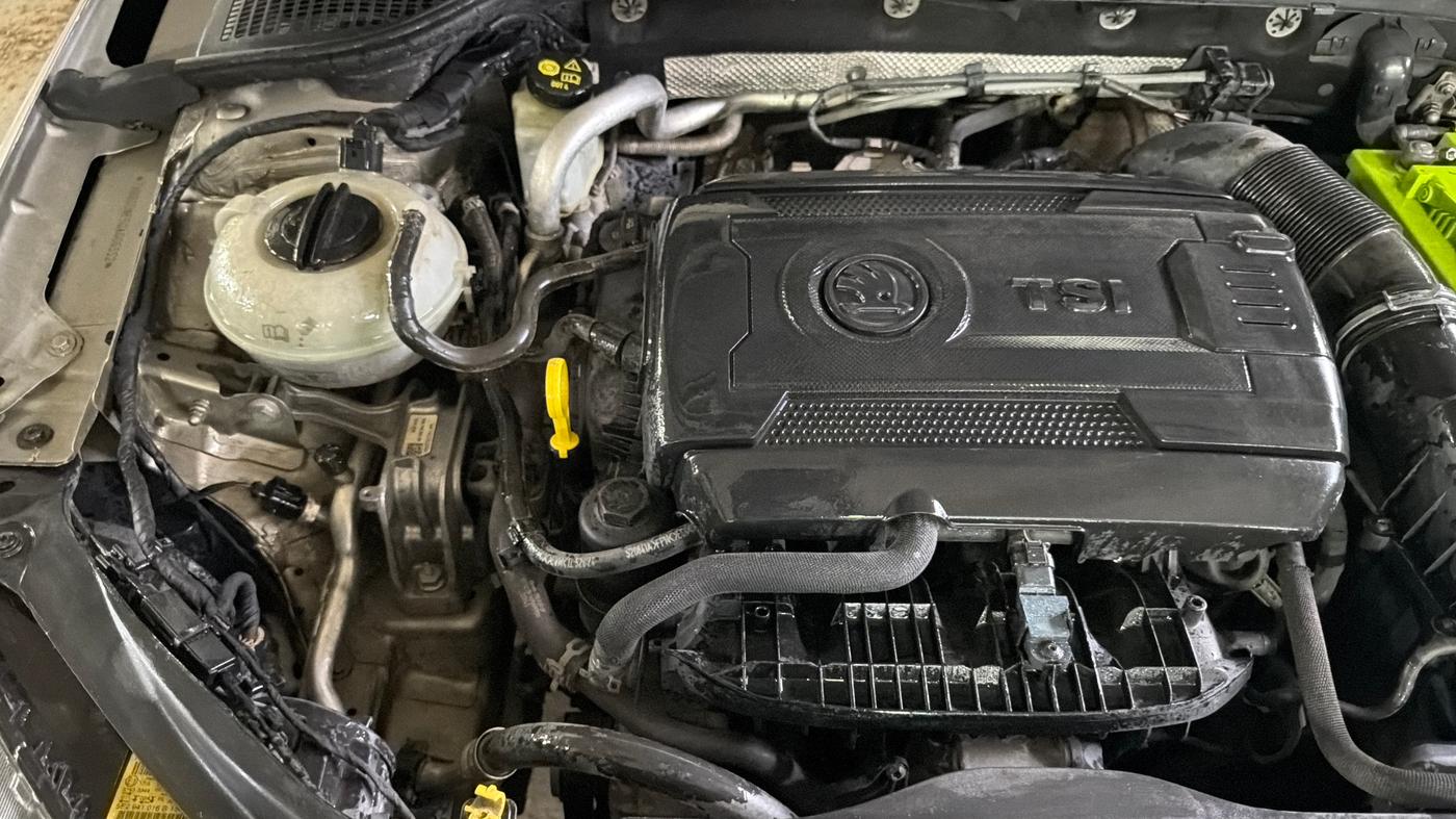 2016 Skoda Octavia STYLE PLUS AT 1.8 TSI, Petrol, Automatic, 99,869 km, Engine View - Right