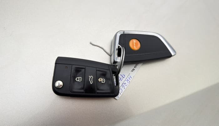 2016 Skoda Octavia STYLE PLUS AT 1.8 TSI, Petrol, Automatic, 99,869 km, Key Close Up