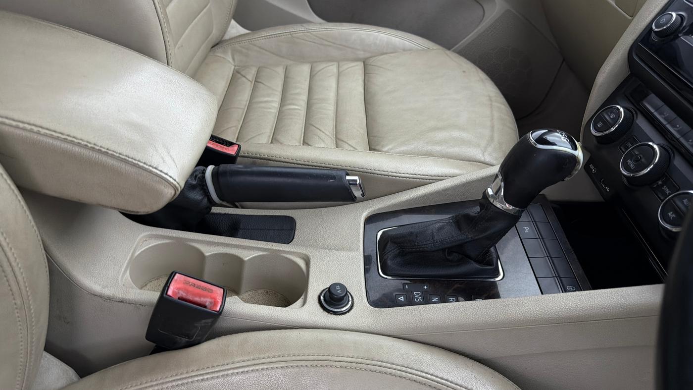 2016 Skoda Octavia STYLE PLUS AT 1.8 TSI, Petrol, Automatic, 99,869 km, Gear Lever