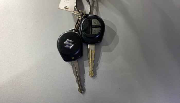 2013 Maruti Swift VXI, Petrol, Manual, 1,06,648 km, Key Close Up