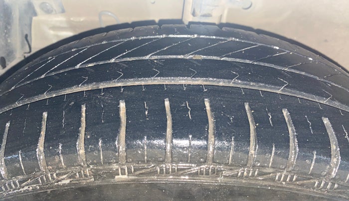 2013 Maruti Swift VXI, Petrol, Manual, 1,06,648 km, Left Front Tyre Tread