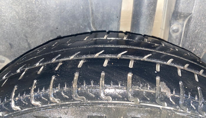 2013 Maruti Swift VXI, Petrol, Manual, 1,06,648 km, Left Rear Tyre Tread