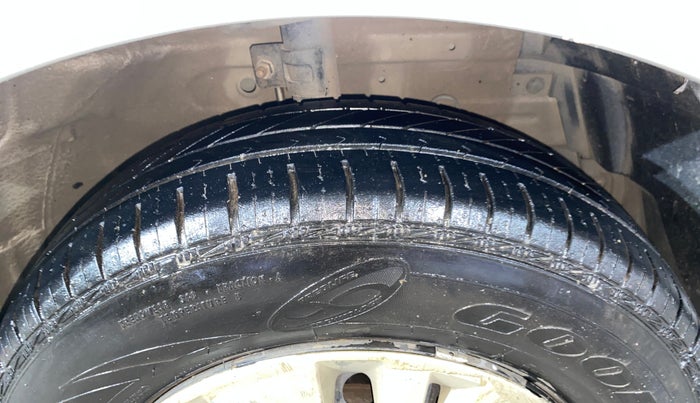 2013 Maruti Swift VXI, Petrol, Manual, 1,06,648 km, Right Front Tyre Tread