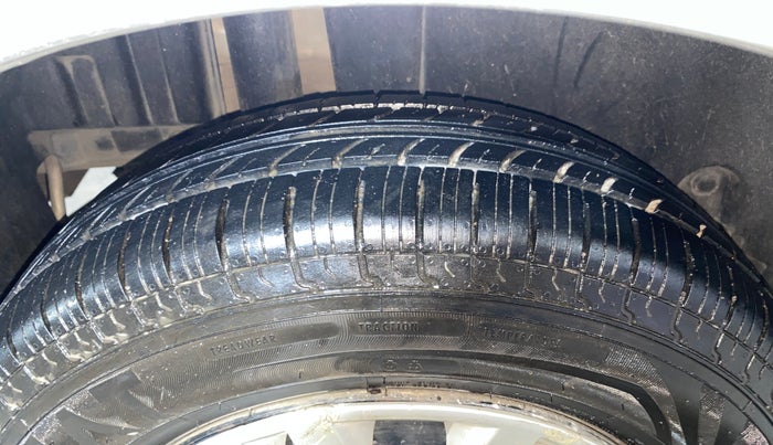 2013 Maruti Swift VXI, Petrol, Manual, 1,06,648 km, Right Rear Tyre Tread