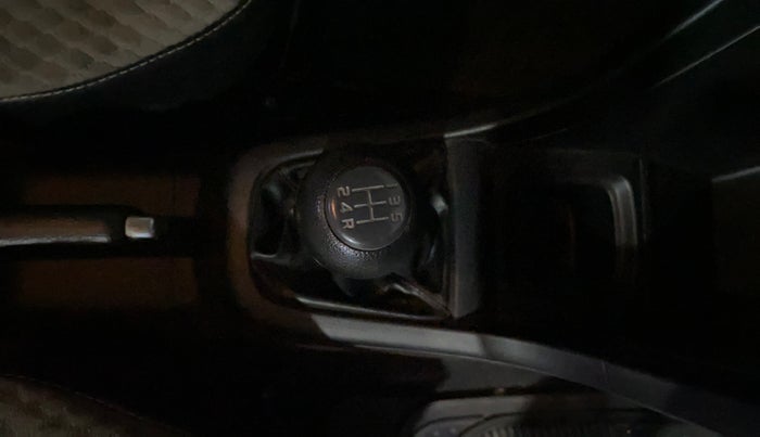 2013 Maruti Swift VXI, Petrol, Manual, 1,06,648 km, Gear Lever