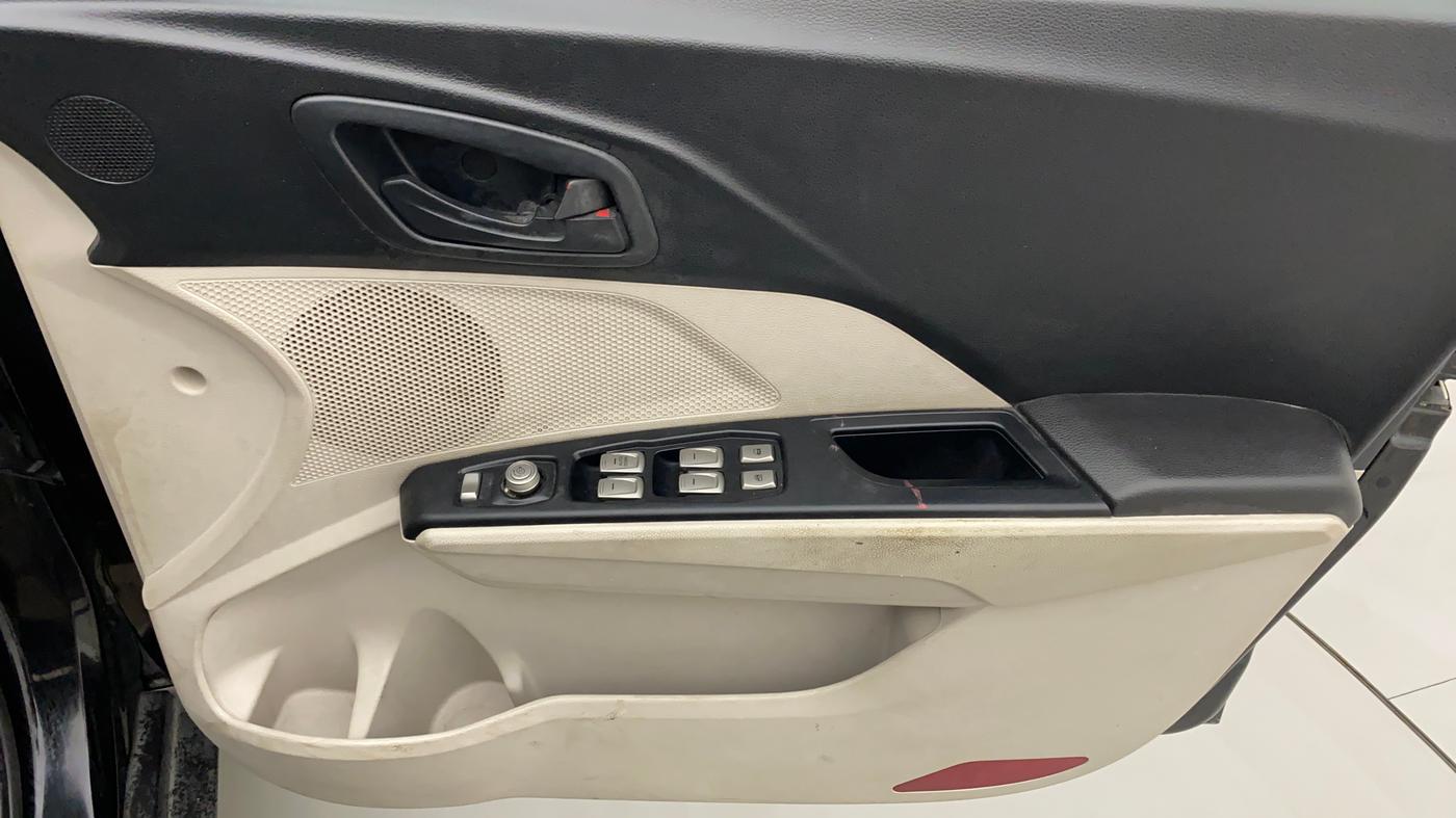 2019 Mahindra XUV300 W6 1.2 PETROL, Petrol, Manual, 99,438 km, Driver Side Door Panels Control