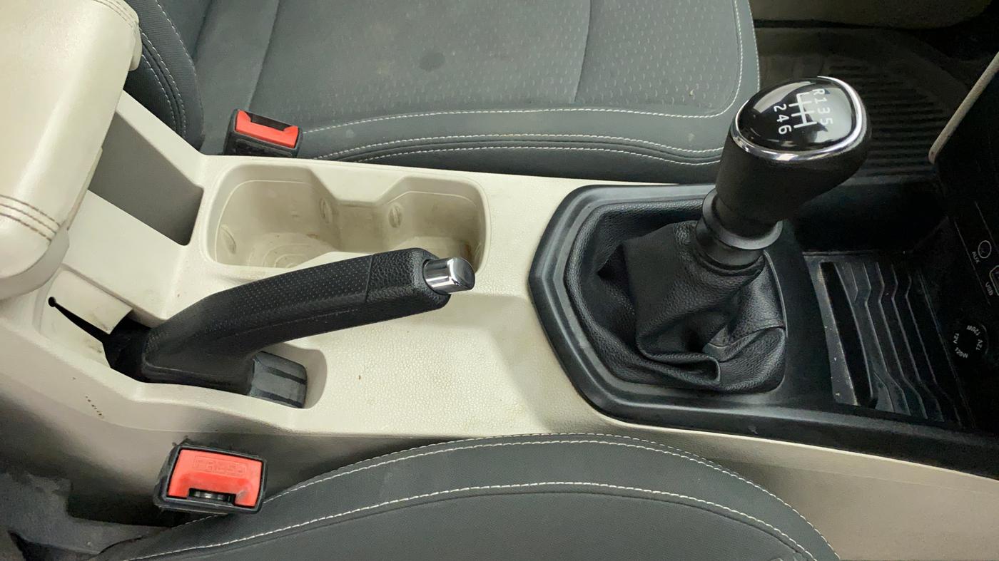 2019 Mahindra XUV300 W6 1.2 PETROL, Petrol, Manual, 99,438 km, Gear Lever