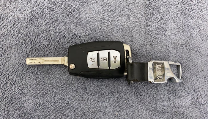 2019 Mahindra XUV300 W6 1.2 PETROL, Petrol, Manual, 99,438 km, Key Close Up