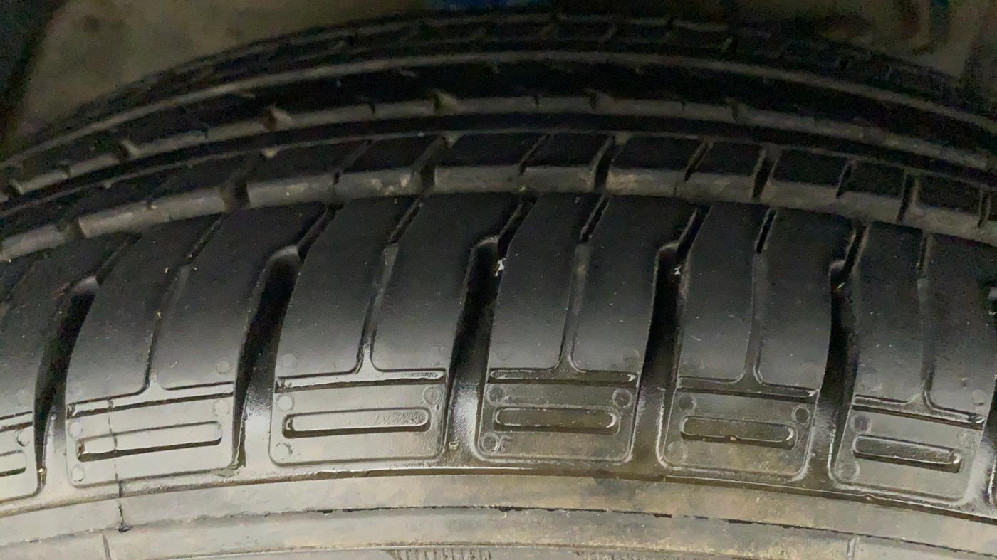 2019 Mahindra XUV300 W6 1.2 PETROL, Petrol, Manual, 99,438 km, Right Front Tyre Tread