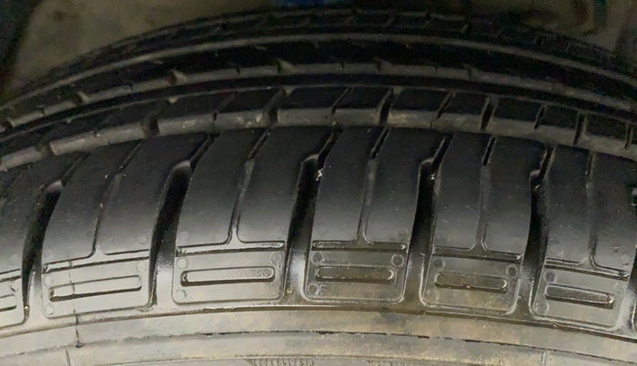 2019 Mahindra XUV300 W6 1.2 PETROL, Petrol, Manual, 99,438 km, Right Front Tyre Tread