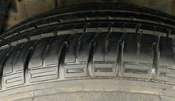 2019 Mahindra XUV300 W6 1.2 PETROL, Petrol, Manual, 99,438 km, Left Front Tyre Tread