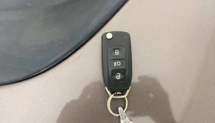 2017 Tata Tiago XT PETROL, Petrol, Manual, 30,618 km, Key Close Up